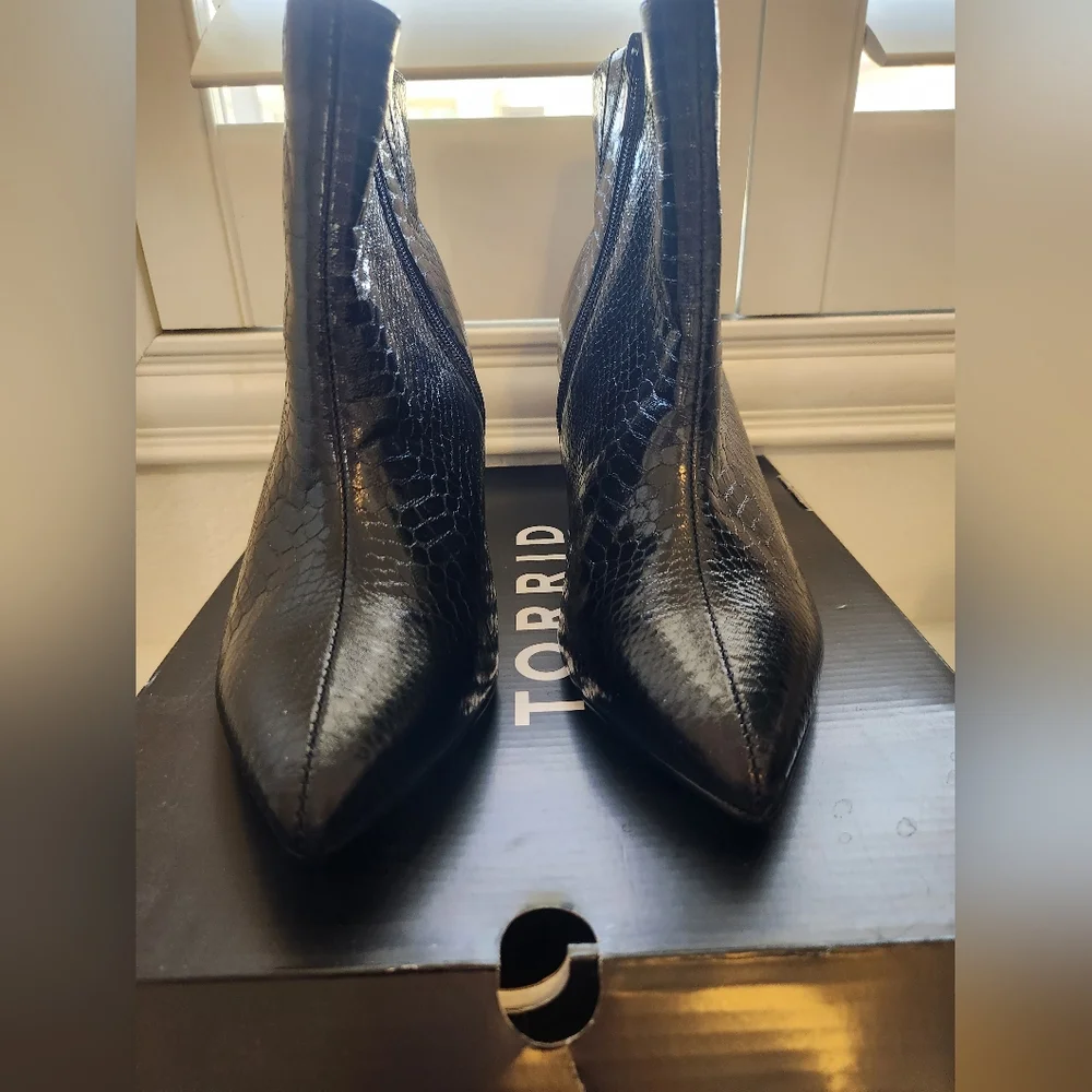 Torrid Black Faux Leather Snake Print Side Zip Pointed Toe Booties Size 9.5 WW - Picture 11 of 16